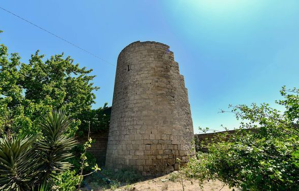 bakida-14-esrlik-unudulmus-abide-ile-bagli-nazirlikden-resmi-aciqlama